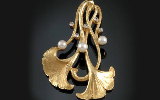 Art as jewellery online